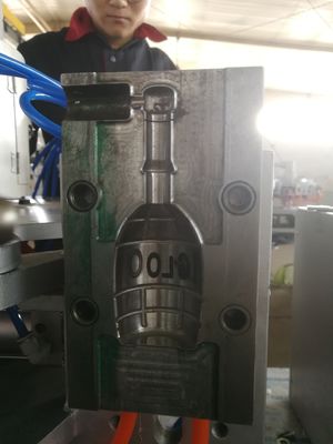 flüssiger Flaschen-Blasformverfahren S136 des Schlag-1000ml HDPE 6 Hohlraum